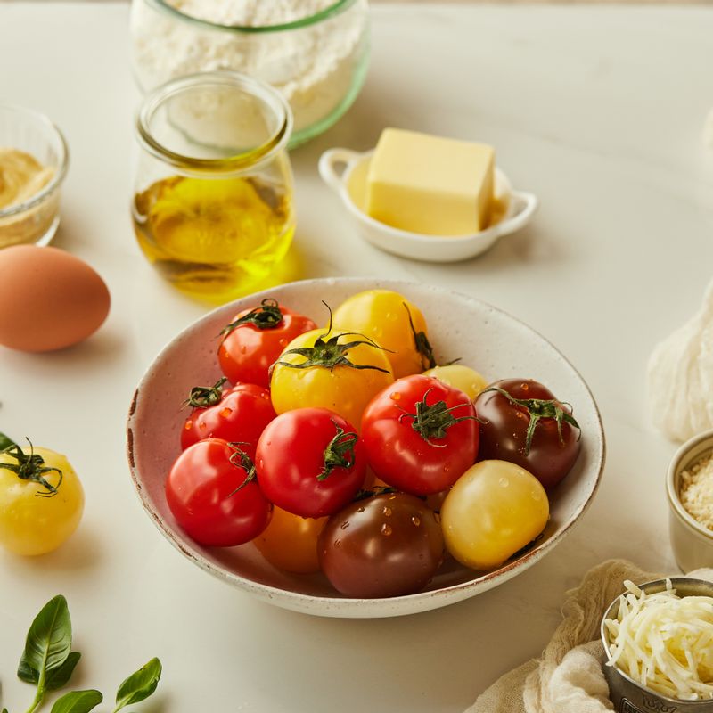토마토 타르트을 위한 재료 이미지로 토마토,디종 머스타드,슈레드 모짜렐라치즈,빵가루,생바질(생략 가능) 등으로 구성 되어있습니다.