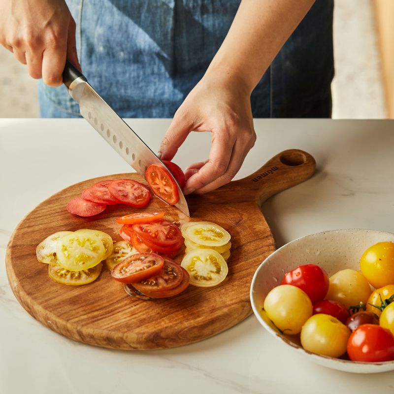 깨끗이 씻은 토마토는 얇게 슬라이스 해주세요.