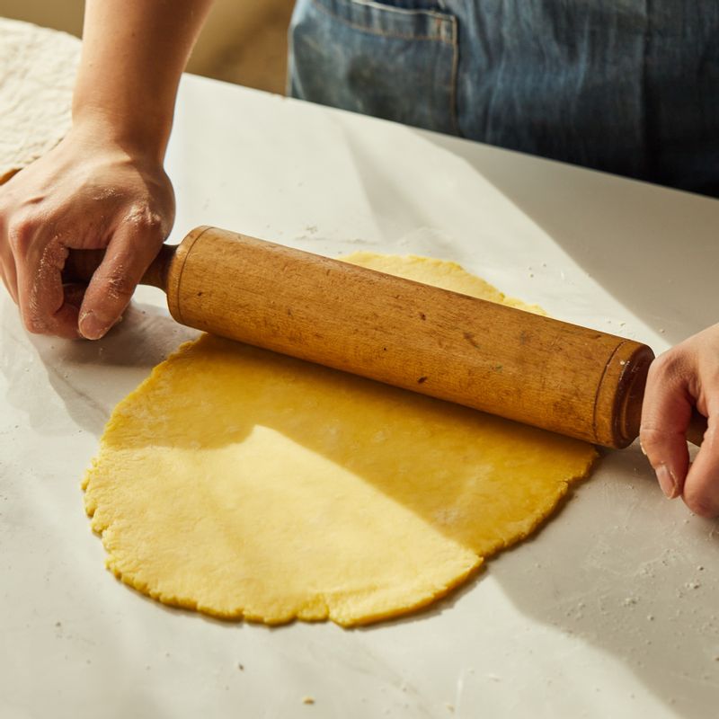 냉장고에서 꺼낸 반죽은 강력분을 조금씩 뿌려가며 밀대로 밀어 2mm 두께로 만들어 주세요.