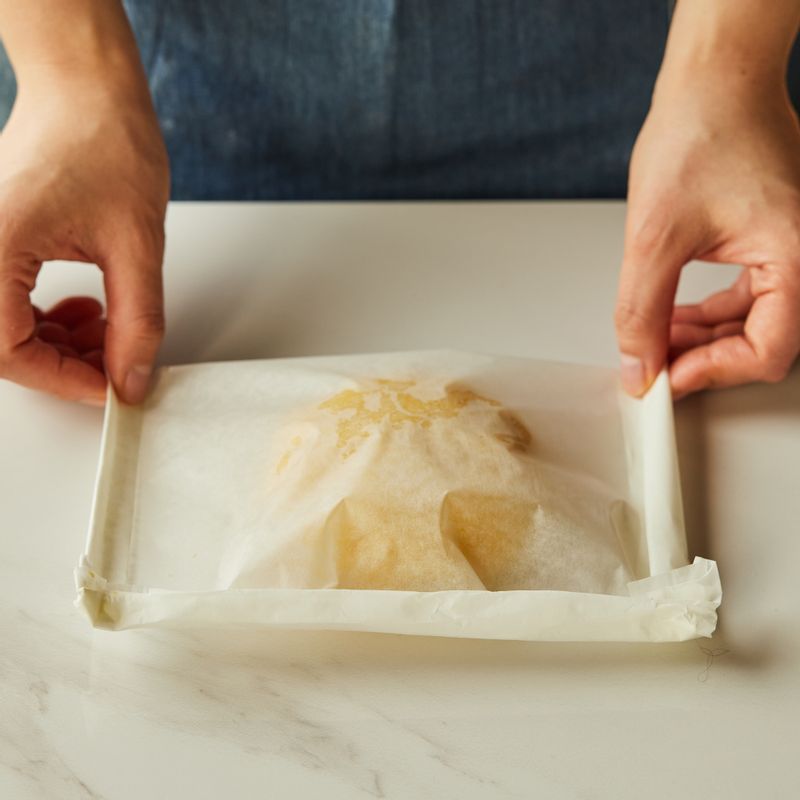 반죽을 종이 포일에 감싸 냉장고에서 30분 정도 휴지시켜주세요.