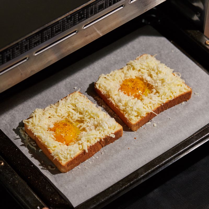 법랑 접시를 2단에 넣고 광파오븐 수동 요리 <오븐>에서 180도로 15분간 구워주세요.