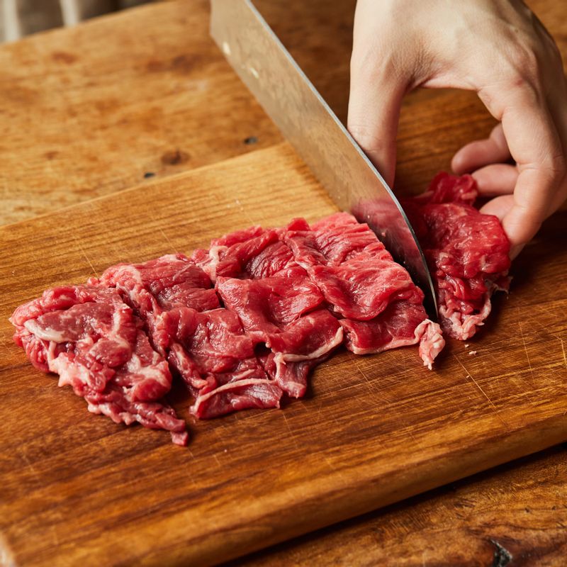 소고기는 키친타월에 올려 핏물을 뺀 후 잘게 썰어 쇠고기 양념에 버무려 10분 정도 재워주세요.