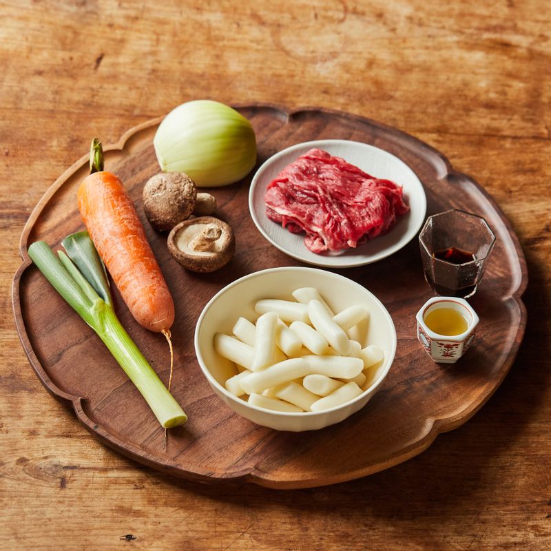 궁중떡볶이을 위한 재료 이미지로 떡볶이 떡(쌀떡),쇠고기(불고기용),대파,양파,표고버섯 등으로 구성 되어있습니다.