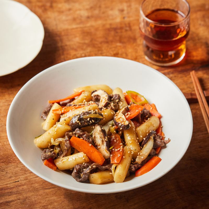 완성된 떡볶이를 골고루 섞은 후 접시에 담아 통깨를 뿌려 맛있게 즐겨주세요.