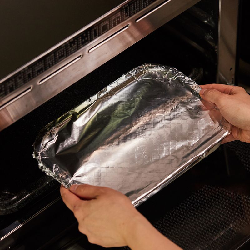 법랑 접시 위에 내열 용기를 올려 1단에 넣고 광파오븐 수동 요리 <오븐>에서 200도로 30분간 익혀주세요.