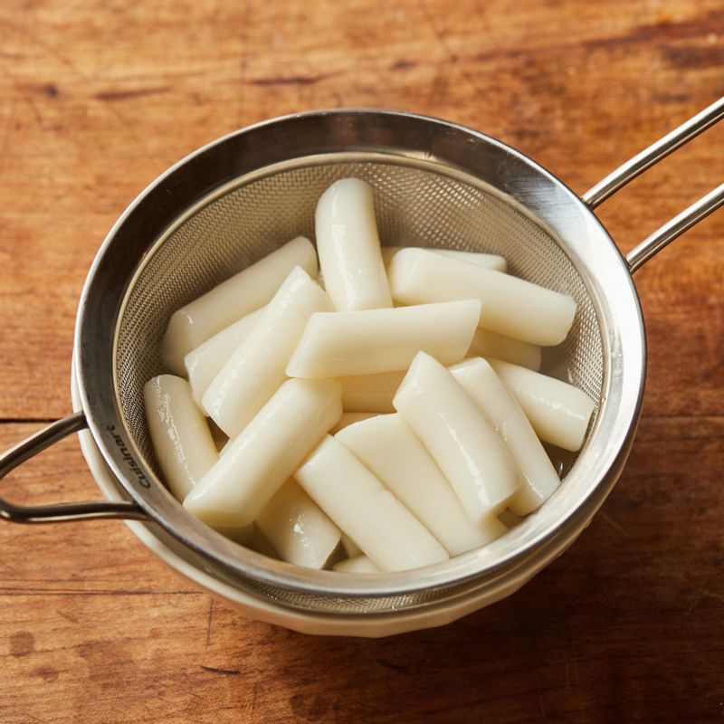 떡은 끓는 물에 넣고 2분간 데친 후 떡 양념에 버무려주세요.