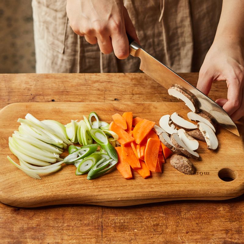 표고버섯은 기둥을 떼어 편으로 썰고, 양파, 파프리카, 당근은 먹기 좋은 크기로 썰어주세요.