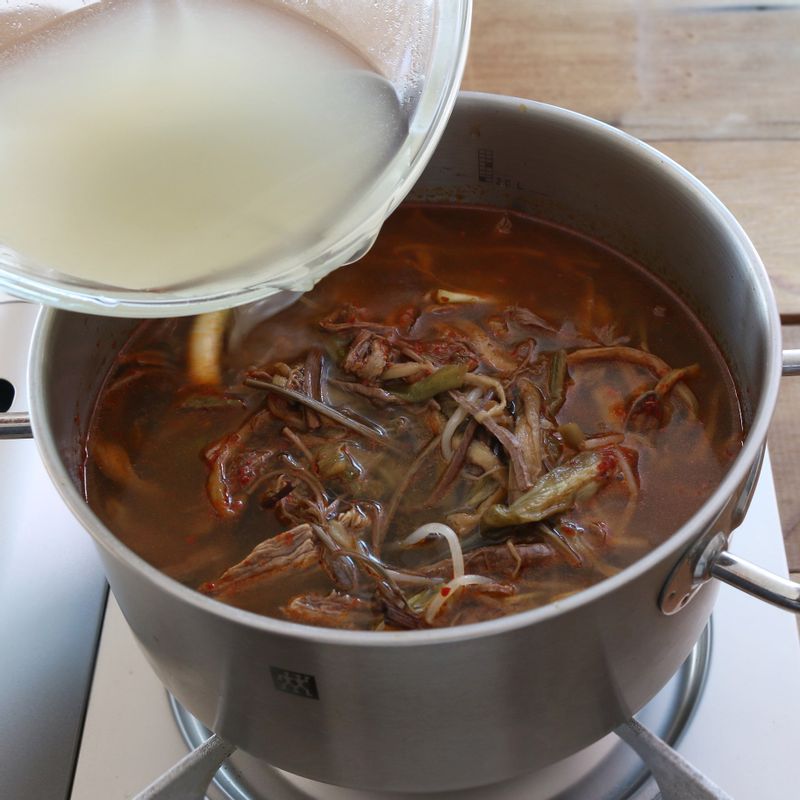 냄비에 STEP 1의 걸러둔 국물과 무를 넣고 20분간 중간불에서 끓입니다. 마지막에 국간장, 소금, 후추로 간을 해주세요.