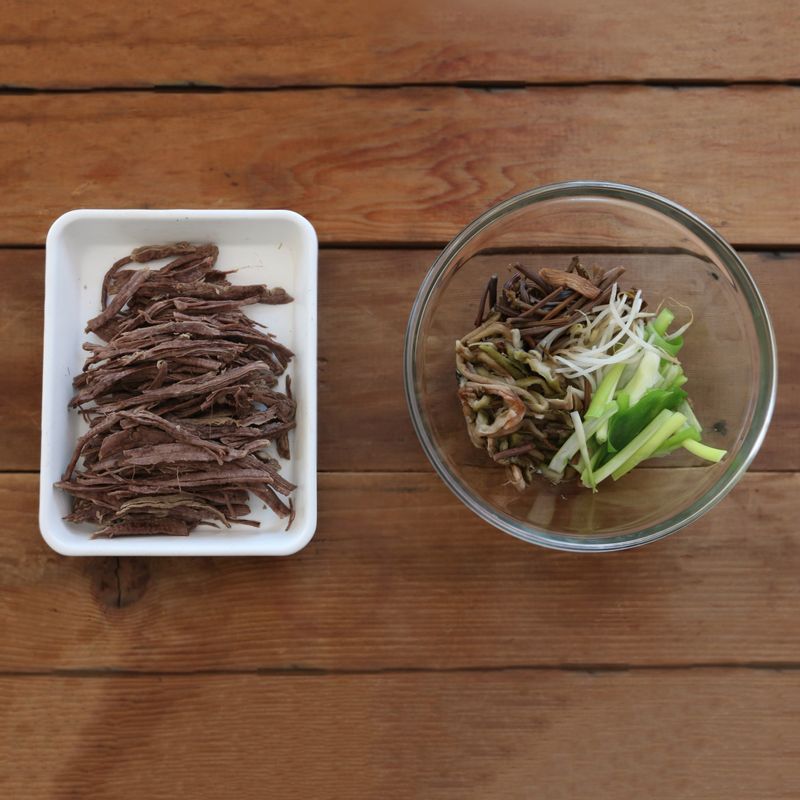 대파, 숙주, 고사리, 느타리버섯은 끓는 물에 소금을 약간 넣어 데치고 토란대는 삶은 후 찬물에 담갔다가 결대로 찢어주세요.