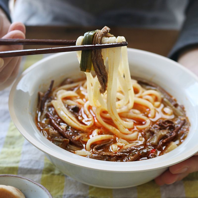 기호에 따라 칼국수면을 삶아 육개장에 곁들여도 좋답니다.