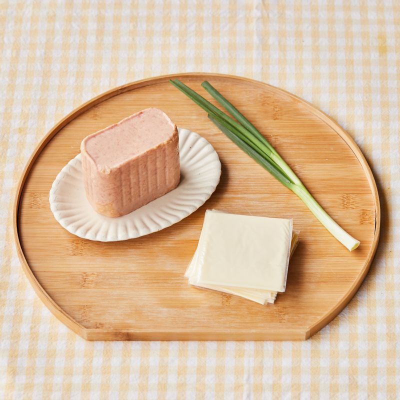 스팸치즈 아코디언을 위한 재료 이미지로 스팸,슬라이스 치즈 등으로 구성 되어있습니다.