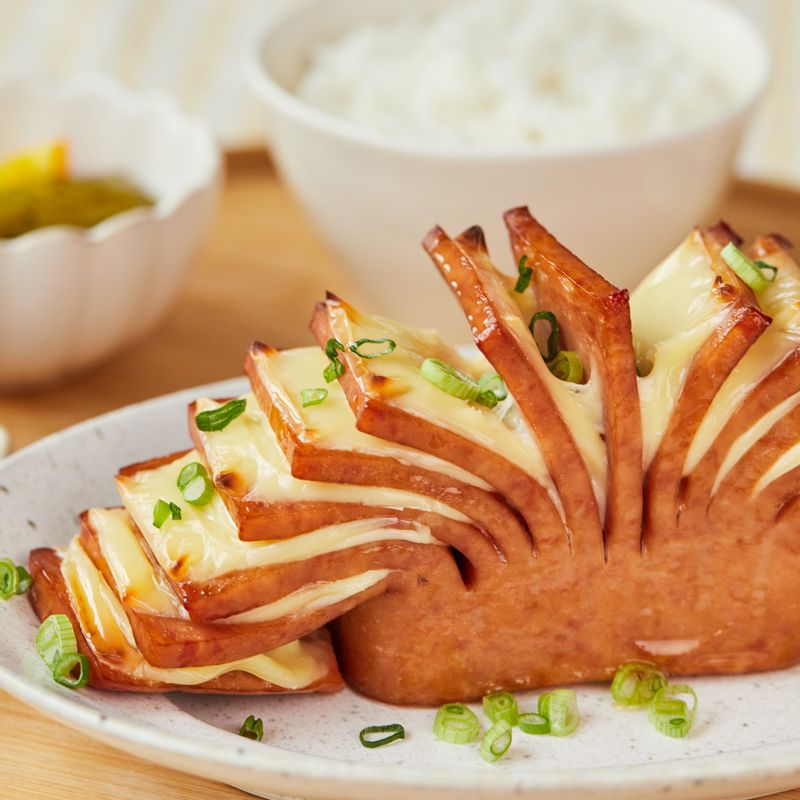 완성된 스팸 치즈 아코디언을 접시에 담고 송송 썬 쪽파를 뿌려 밥과 함께 맛있게 즐겨주세요.