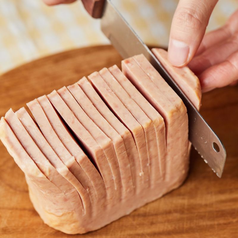 스팸에 칼집을 깊게 내고 내열 용기에 담아주세요.
(tip. 스팸 아랫부분을 2cm 정도 남기고 칼집을 넣어주세요)