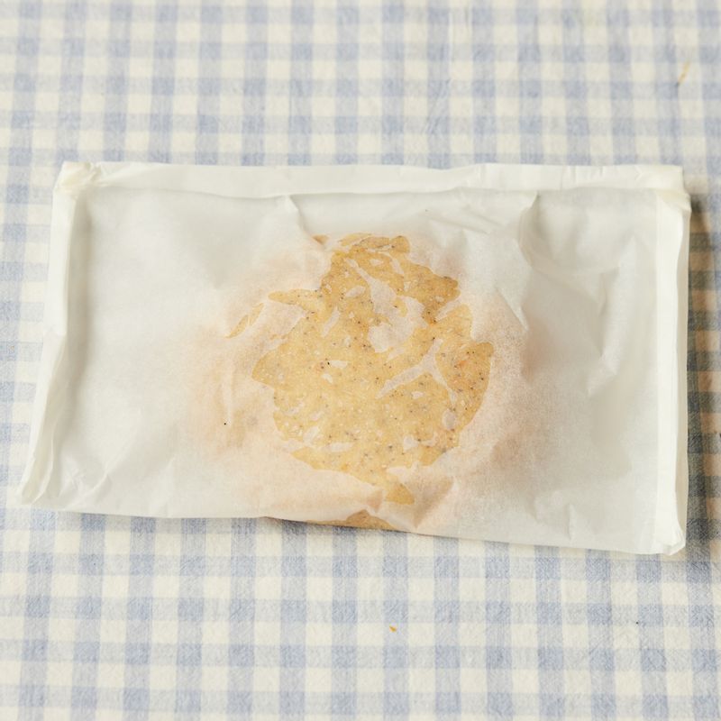 반죽을 종이 포일에 감싸 냉장고에서 1시간 정도 휴지시켜주세요.
