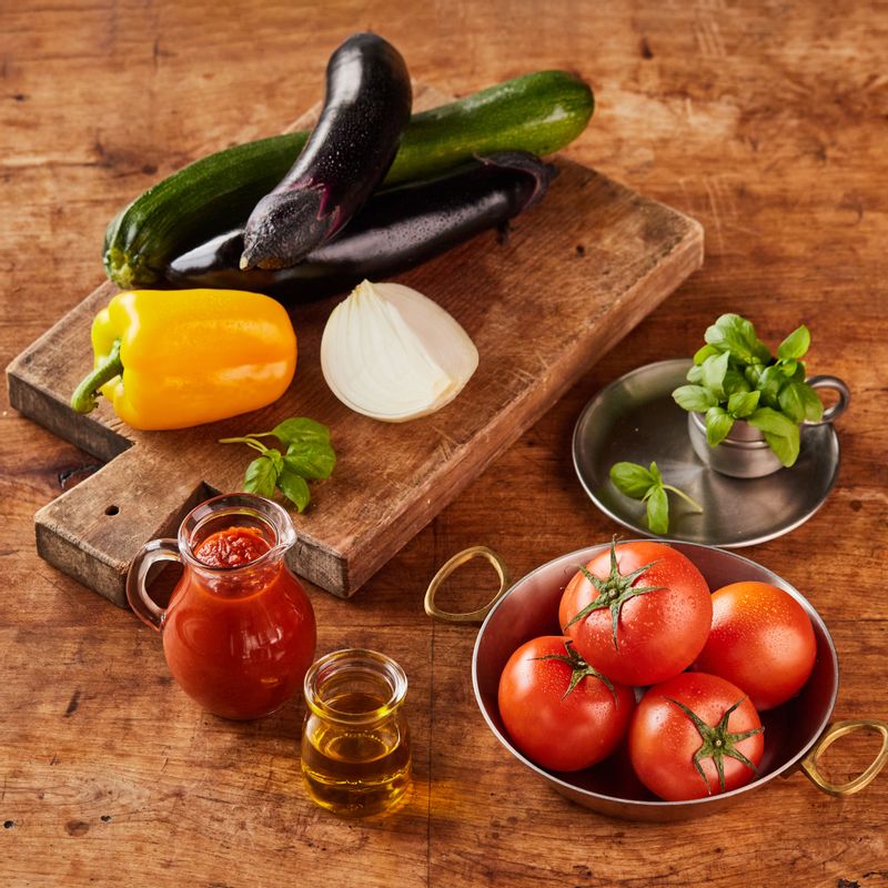 라따뚜이을 위한 재료 이미지로 가지,주키니 호박,노란 파프리카,토마토(작은 것),올리브 오일 등으로 구성 되어있습니다.