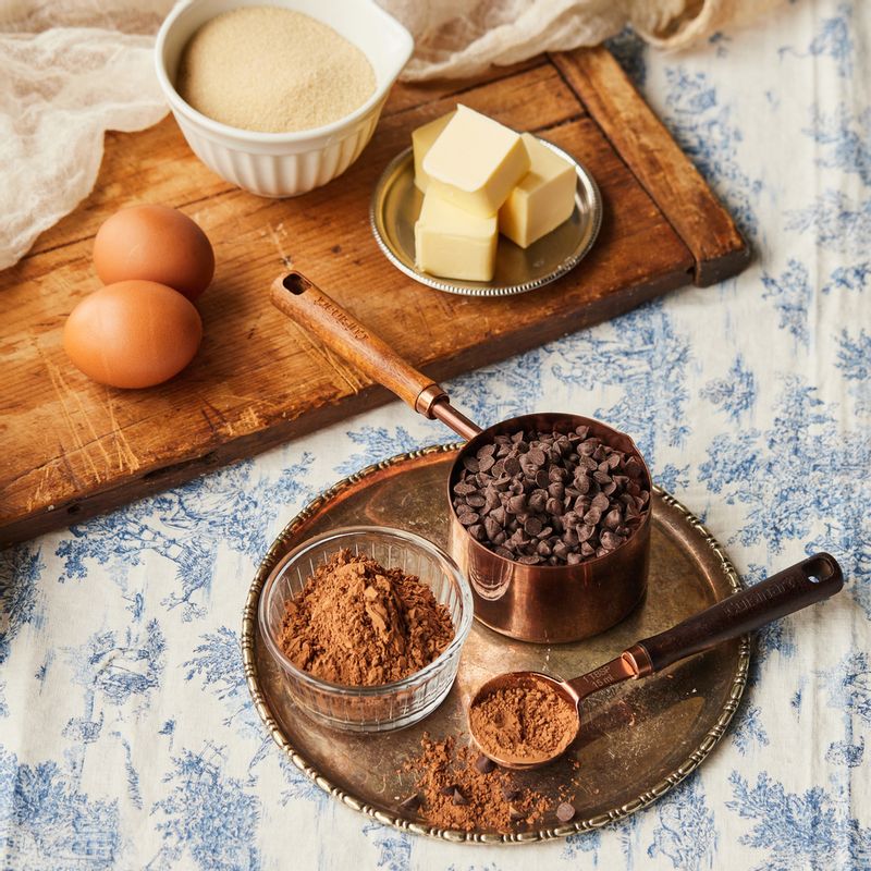 브라우니을 위한 재료 이미지로 다크초콜릿,중력분,무염버터,달걀,황설탕 등으로 구성 되어있습니다.