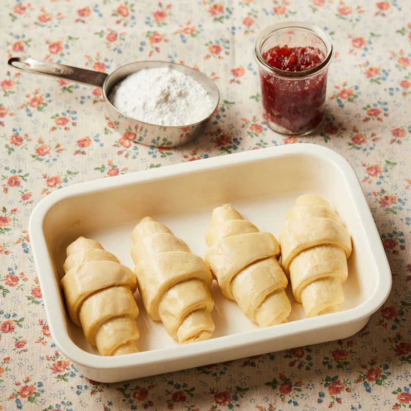 딸기 후렌치파이을 위한 재료 이미지로 크로와상 냉동 생지,딸기잼,슈가파우더 등으로 구성 되어있습니다.