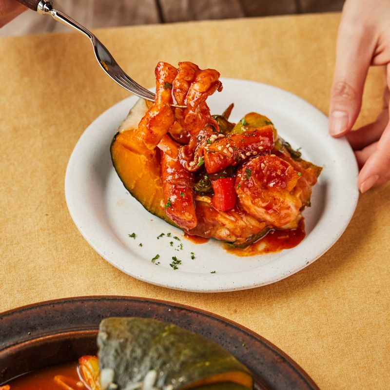 완성된 단호박 해물 떡 찜을 접시에 담고 먹기 좋게 잘라 맛있게 즐겨주세요.