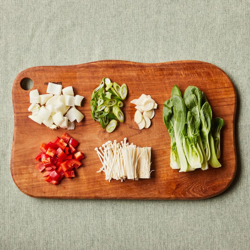 양파와 파프리카는 한 입 크기로 썰고, 청경채와 팽이버섯은 밑동을 제거한 후 적당한 크기로 잘라주세요. 대파는 어슷하게 썰고 마늘은 편으로 썰어주세요.