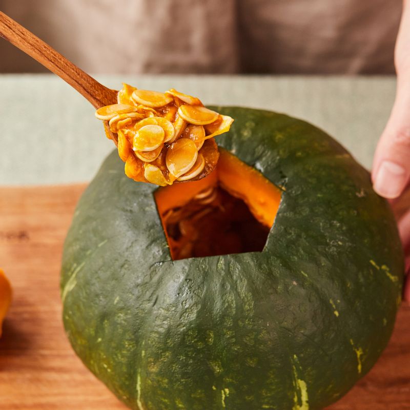 깨끗이 씻은 단호박을 광파오븐 수동요리 <레인지>에서 5분간 익혀준 후 칼로 윗부분을 도려내 주세요. 숟가락으로 단호박 속을 파내어 내열 용기에 담아주세요.