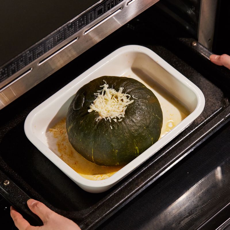 법랑 접시 위에 내열 용기를 올려 1단에 넣고 광파오븐 수동 요리 <오븐>에서 200도로 5분간 조리해 주세요.