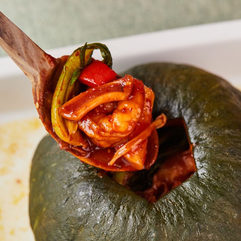 단호박 속에 볶은 재료를 80% 정도 채운 후 빈 공간에 피자치즈를 넣어주세요.