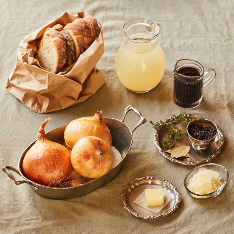 양파수프을 위한 재료 이미지로 양파 등으로 구성 되어있습니다.