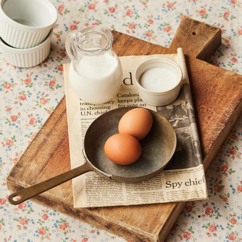 크렘브륄레을 위한 재료 이미지로 달걀 노른자,설탕,생크림,바닐라 익스트랙 등으로 구성 되어있습니다.