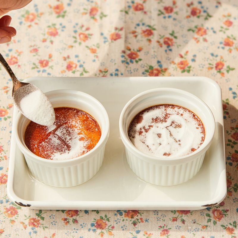한 김 식힌 후 위에 설탕을 1큰술씩 올려 고르게 편 후 토치로 노릇하게 녹여 완성해 주세요.
(tip. 냉장고에서 20~30분 넣어두면 빨리 식힐 수 있어요. 설탕의 양은 기호에 따라 넣어주세요)
