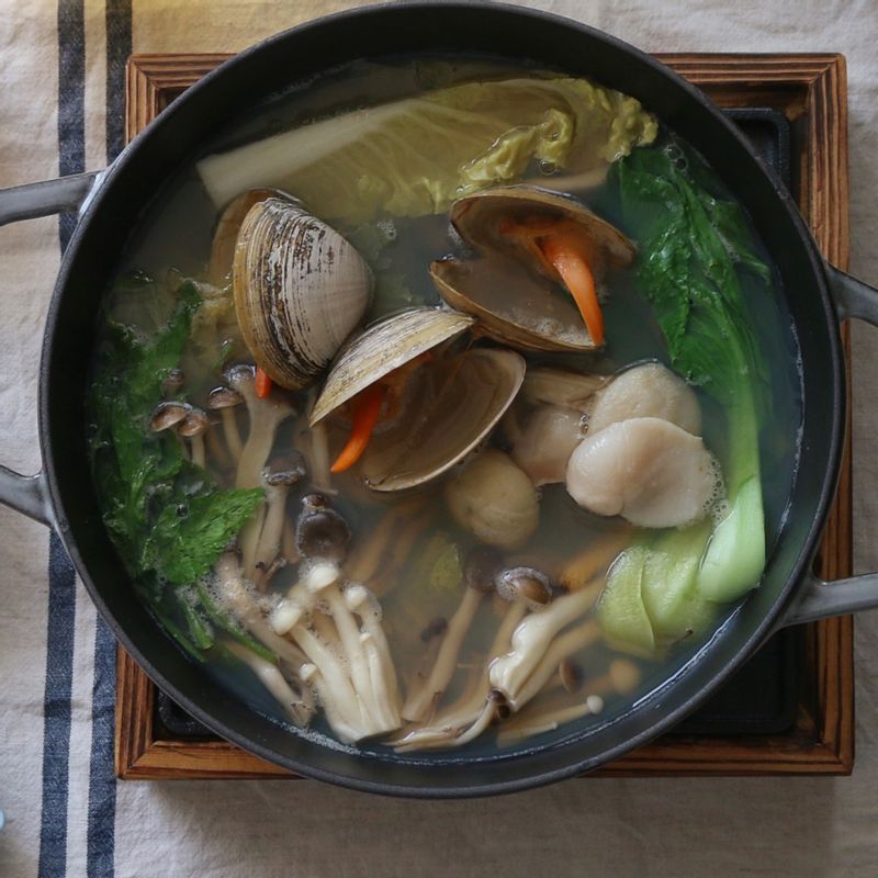 국물 재료를 냄비에 넣고 불에 올려 끓어오르면 손질한 채소를 넣어줍니다. 채소 숨이 살짝 죽으면 대합, 관자를 넣어주세요.