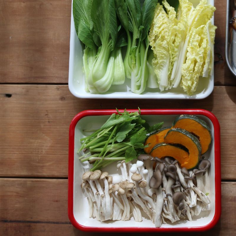 알배기배추와 청경채는 먹기 좋게 썰고 미나리는 5cm 길이로 썹니다. 버섯은 밑동을 제거하고 먹기 좋게 나누고 단호박은 껍질째 얇게 썰어주세요. 홍고추, 청양고추는 어슷하게 썰어 준비해주세요.