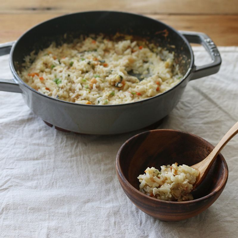 샤브샤브 육수로 죽을 만드시려면 육수에 밥을 넣고 끓이다 퍼지면 잘게 다진 당근, 양파, 버섯, 달걀을 넣어 국자로 저어가며 끓여주세요. 졸아들면 김가루, 참기름을 약간 넣고 잘 섞어줍니다.