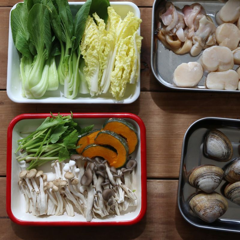 조개샤브샤브을 위한 재료 이미지로 대합,관자살,알배기배추,청경채,미나리 등으로 구성 되어있습니다.