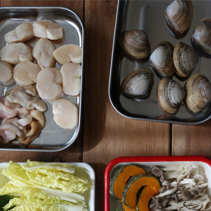 대합은 깨끗이 씻은 후 소금물에 담가 해감해주세요. 관자는 잘 씻어 먹기 좋은 크기로 납작하게 저밉니다.