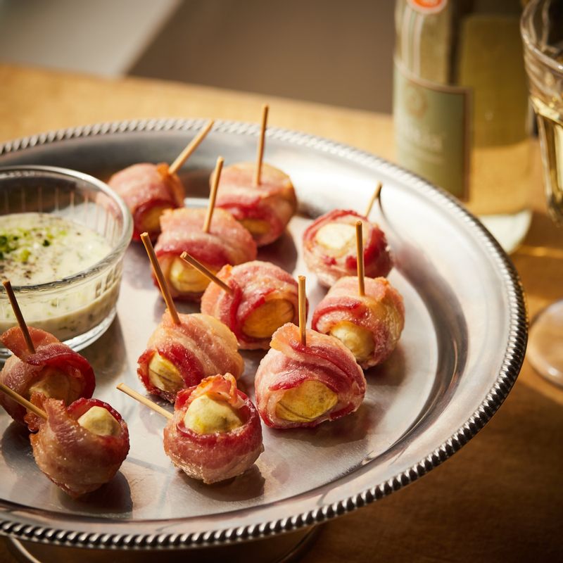 완성된 밤 베이컨말이에 소스를 곁들여 맛있게 즐겨주세요.