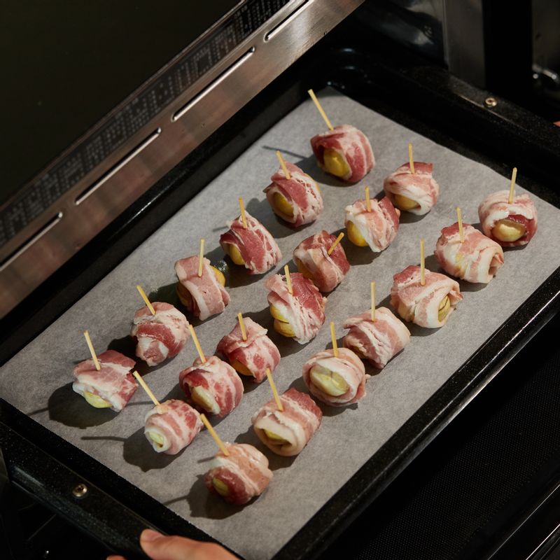 법랑 접시를 2단에 넣고 광파오븐 수동 요리 <오븐>에서 180도로 16분간 구워주세요.