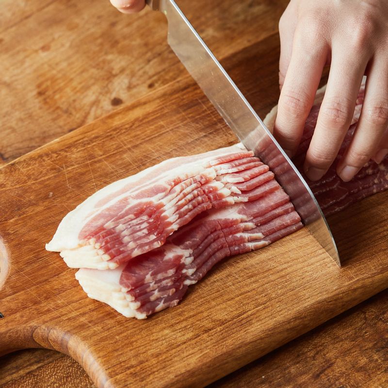 베이컨은 2등분으로 잘라주세요.