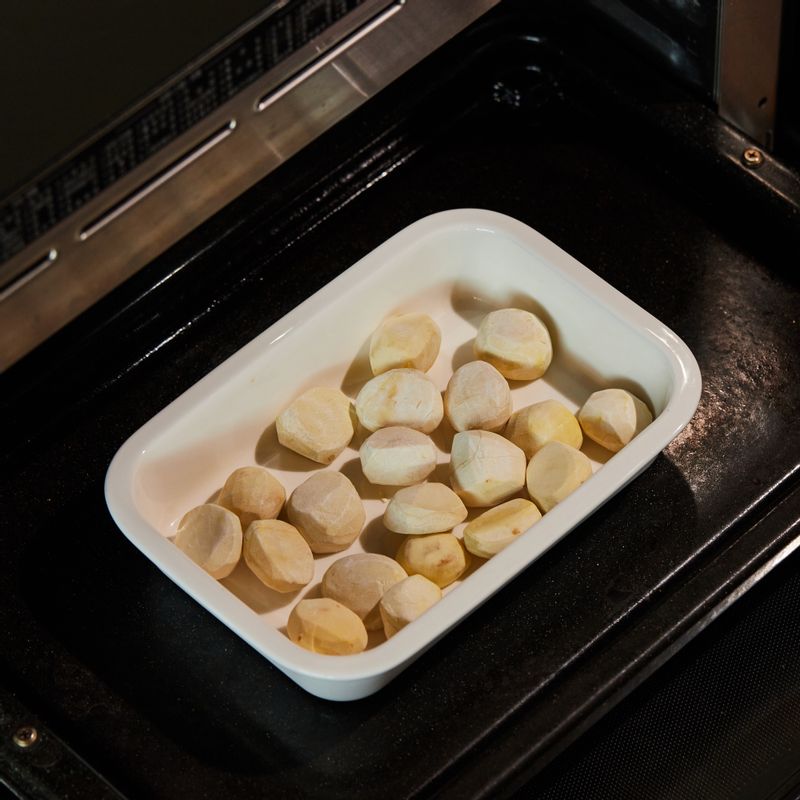 깐 밤은 내열 용기에 담아 법랑 접시에 올린 후 1단에 넣고 광파오븐 수동 요리 <스팀 찜>에서 20분간 익혀주세요. * 광파오븐 스팀 물통에 물을 채우고 시작해주세요.
(tip. “오븐에 전송” 버튼을 누르면 간단하게 설정할 수 있어요)