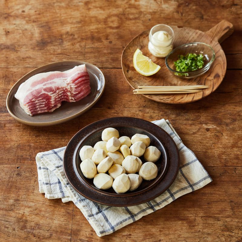 밤 베이컨말이을 위한 재료 이미지로 깐 밤,베이컨,꼬치 등으로 구성 되어있습니다.