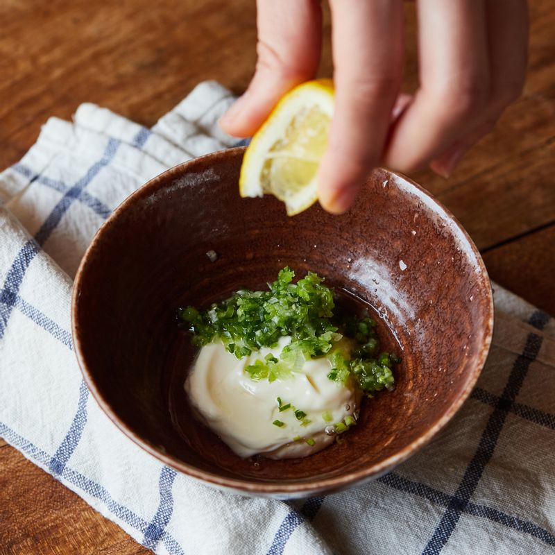 볼에 소스 재료를 넣고 섞어주세요.