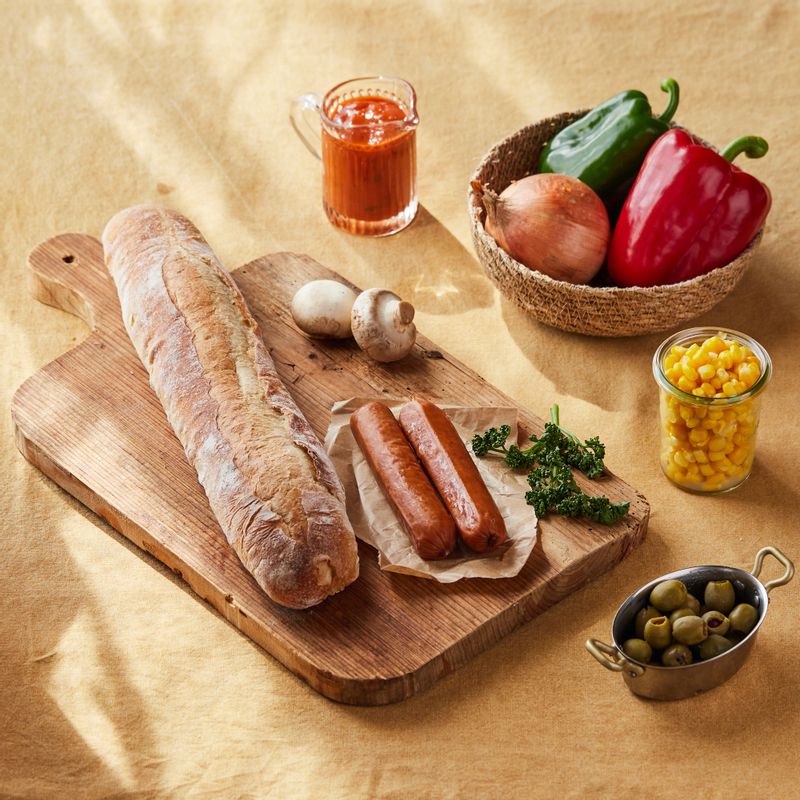 바게트 피자을 위한 재료 이미지로 바게트,시판 토마토소스,피자치즈,후랑크 소세지,피망(빨강, 초록) 등으로 구성 되어있습니다.