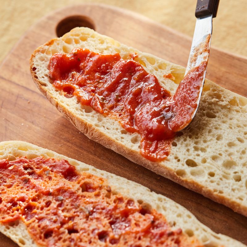 바게트는 길게 반으로 자르고, 양쪽에 토마토소스를 발라주세요.
