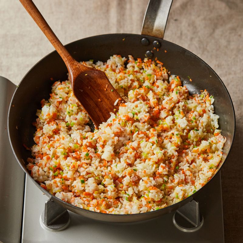 팬에 버터를 두르고 양파, 당근, 애호박, 햄, 밥 순으로 넣어 볶아주세요. 야채와 밥이 볶아지면 생크림을 넣어 중불에서 볶다가 약간의 소금, 후춧가루로 밑간을 해주세요.