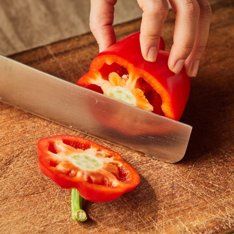 파프리카는 꼭지 부분에서 2센치 되는 부분을 자르고 속을 파내주세요.