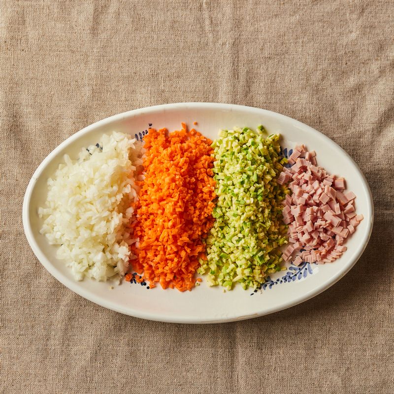 햄, 양파, 당근, 애호박은 잘게 다져주세요.