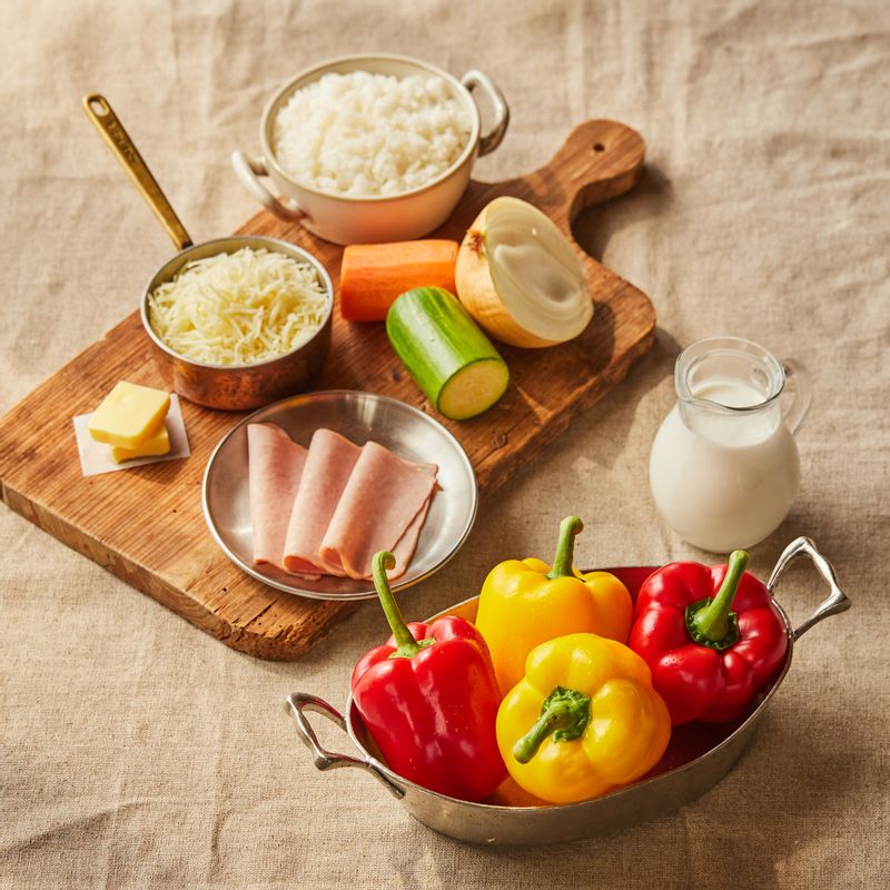 파프리카컵 리조또을 위한 재료 이미지로 파프리카,밥,생크림,피자치즈(모짜렐라) 등으로 구성 되어있습니다.