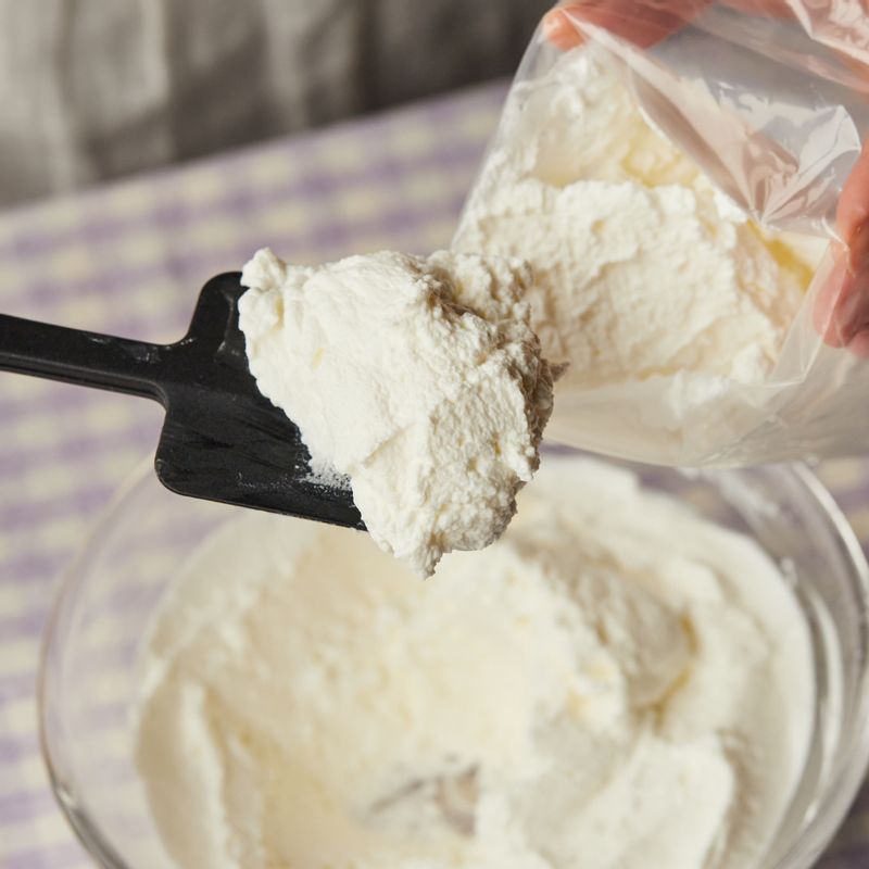 볼에 생크림과 설탕을 넣고 핸드믹서로 휘핑한 후 필링은 짤주머니에 담아 주세요.