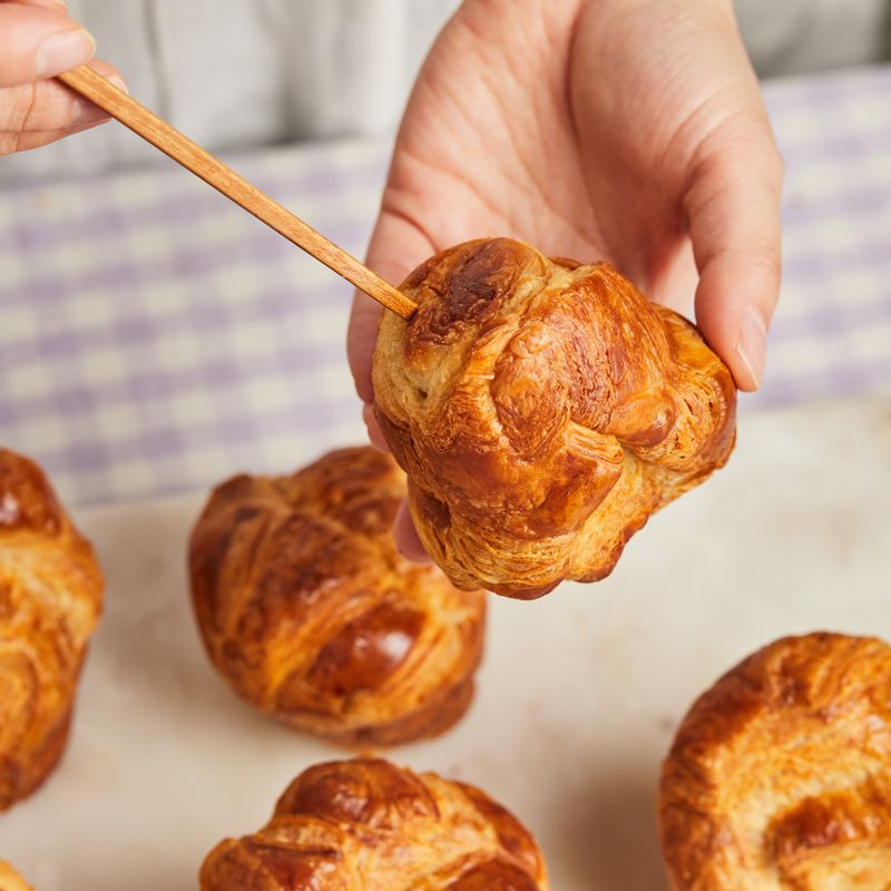 구워진 머핀은 식힘 망에서 식힌 후 바닥에 구멍을 뚫어주세요.
