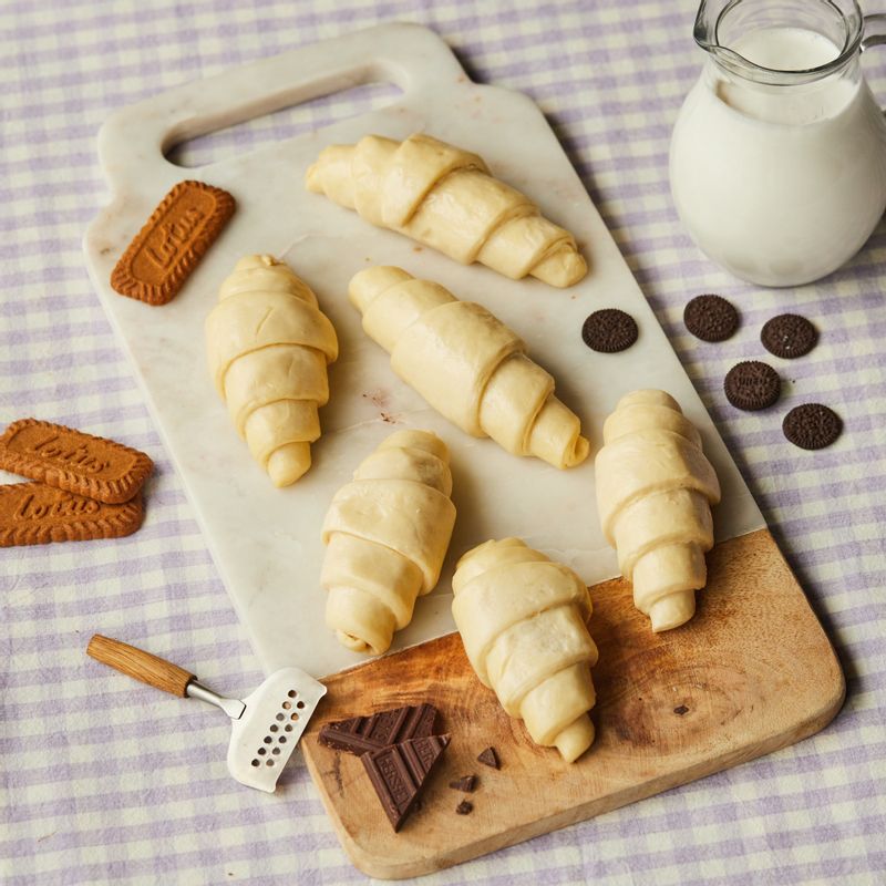 크로핀을 위한 재료 이미지로 크루아상 생지 등으로 구성 되어있습니다.