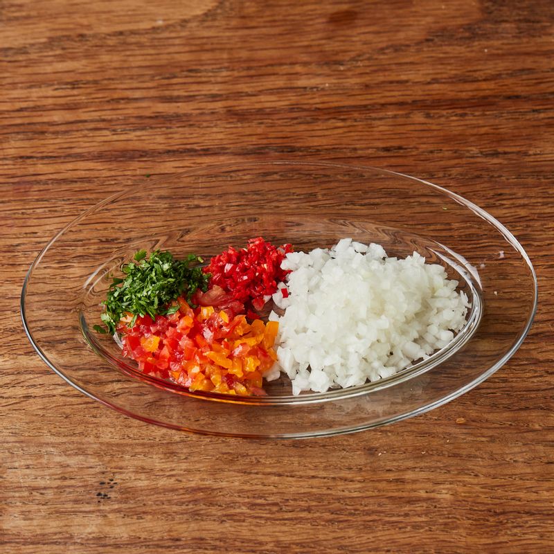 소스 재료의 토마토, 고수잎, 양파, 홍고추는 다져주세요.
(tip. 방울토마토가 없다면 토마토 ½ 개를 사용하셔도 좋아요)